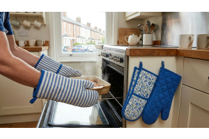 Wholesale Oven Gloves: What UK Shops Should Stock