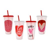 Assorted drinking cups with lids and straws